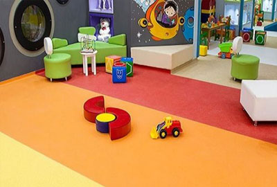 Linolyum kaplama, sıcak temaslı ve ayak sesi emiciliği için tercih edilen, elastik ve aşınmaya dayanıklı bir kaplama malzemesidir. Ev, büro, hastane, dershane vb. yerlerde güvenle kullanılabilir.